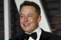 Elon Musk lacht im Smoking