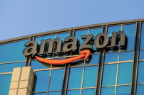 Logo von Amazon auf einem Gebäude
