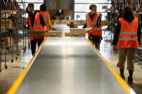 Amazon Angestellte im Logistikzentrum