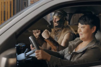 Amazon-Kundin und Gladiator in einem Auto: Screenshot aus neuem Alexa-Video von Amazon