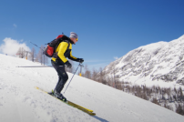 Paketbote bringt Amazon-Sendung auf Skiern