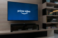 Amazon Video-Logo auf einem großen TV-Gerät