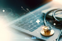Digitale Gesundheitsdienste: Ärztliche Instrumente auf einem Laptop