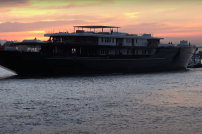 Bezos Super-Jacht im Morgengrauen bei der Fahrt durch Rotterdam