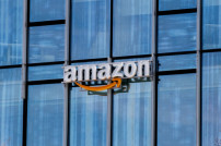 Amazon-Log an einem Gebäude
