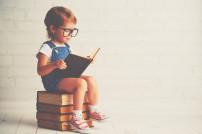 Kind liest Buch