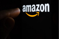 Finger mit Amazon-Logo
