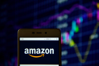 Amazon vor Grafik mit Kursen
