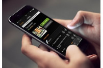 User hält Smartphone mit Amazon Video App in den Händen