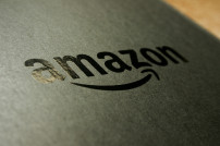 Amazon Logo auf schwarzem Grund