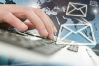 E-Mail-Logo mit Hand und Tastatur