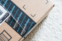 Amazon-Logo auf Paket